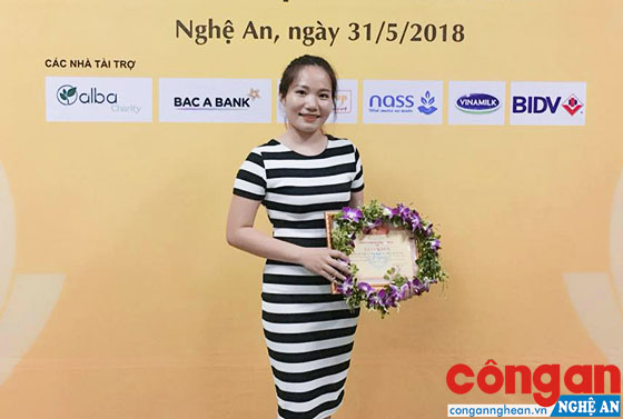 Sự hỗ trợ từ các ngân hàng là nguồn động viên để đưa dự án khởi nghiệp đi vào thực tiễn (Trong ảnh: Chị Hoàng Thị Ngọc Ánh với chứng nhận tài trợ của Ngân hàng Bắc Á)