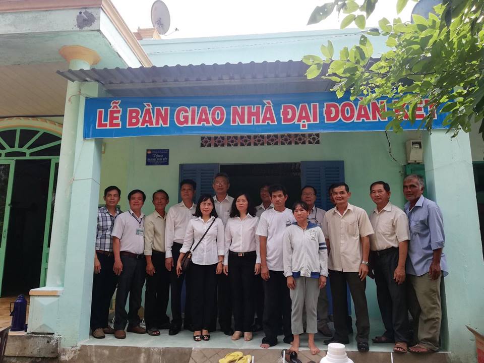 Đại diện TAND tỉnh trao nhà đại đoàn kết cho hộ bà Nguyễn Thị Kim Phượng (thôn 2, xã Long Sơn, TP.Vũng Tàu).