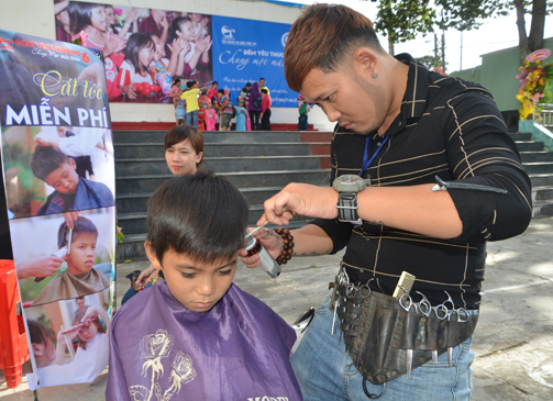 Tình nguyện viên CLB “Hải Đăng Vũng Tàu” cắt tóc miễn phí cho trẻ em nghèo trên địa bàn TP.Vũng Tàu.