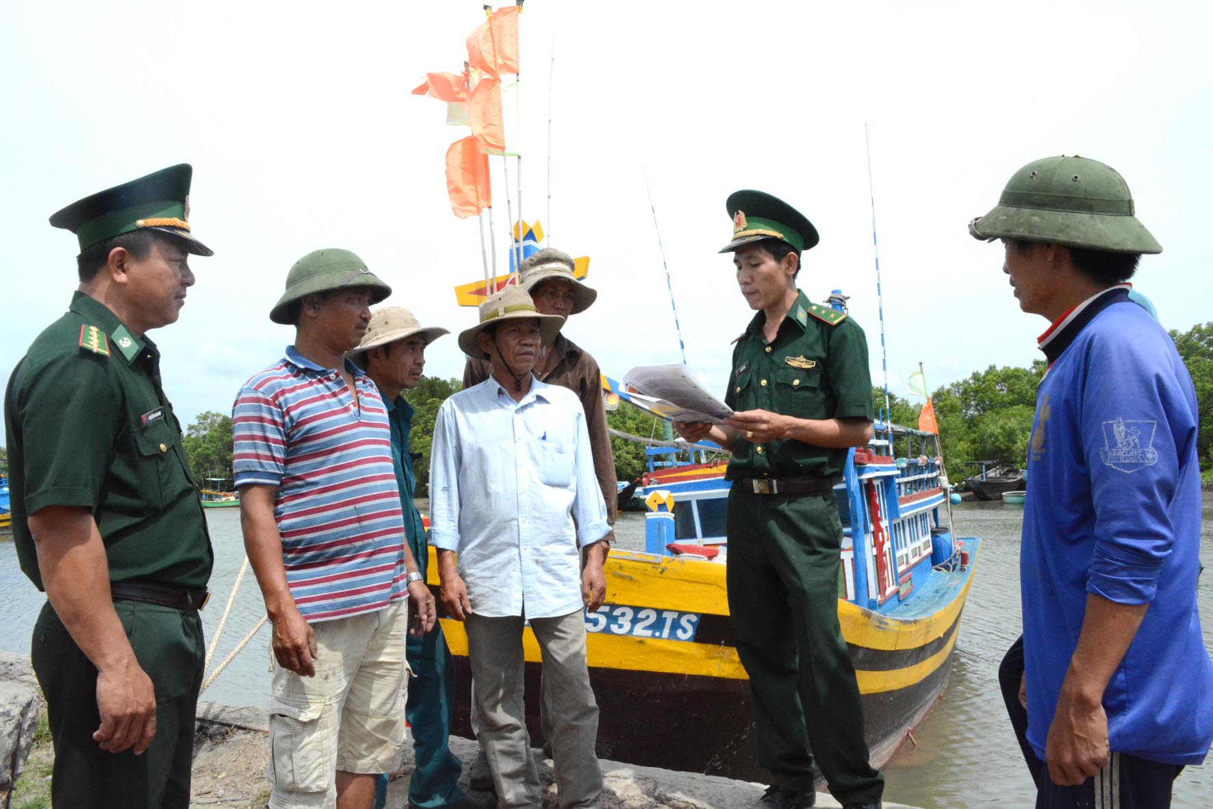 Cán bộ Trạm Kiểm soát Biên phòng Lộc An (huyện Đất Đỏ) tuyên truyền quy định về đánh bắt hải sản cho ngư dân. 