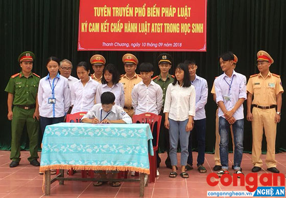 Ký cam kết chấp hành tốt pháp luật về ATGT
