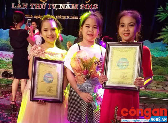 Mai Uyên (ngoài cùng bên phải) vinh dự nhận giải Diễn viên nhí trình diễn xuất sắc nhất tại Liên hoan dân ca ví, giặm Nghệ Tĩnh lần thứ IV