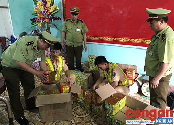 Các lực lượng chức năng tiến hành kiểm tra số pháo nổ nhập lậu bị thu giữ trong 1 vụ việc