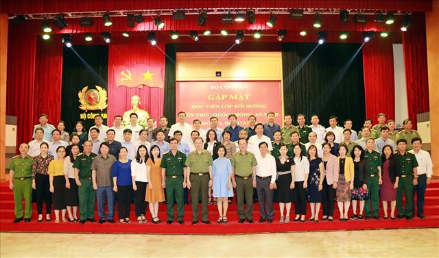 Bộ trưởng Tô Lâm với các đại biểu dự buổi gặp mặt.