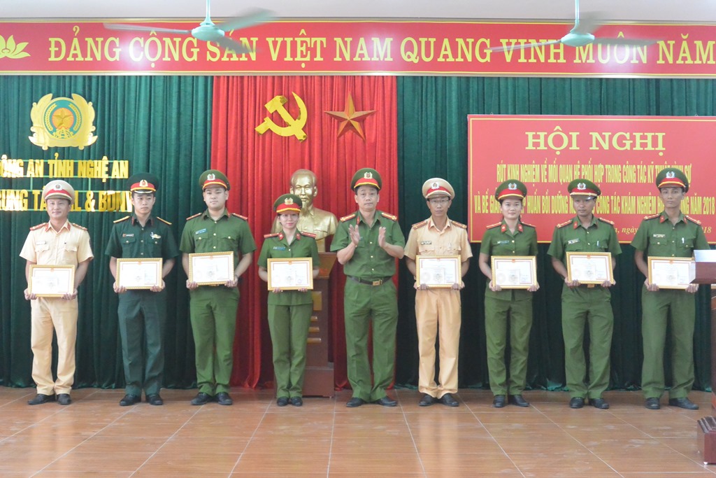 Đồng chí Phó Giám đốc tặng Giấy khen cho 8 học viên có thành tích xuất sắc