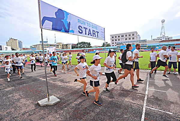 Chương trình chạy bộ thiện nguyện thu hút rất đông người dân tham gia.