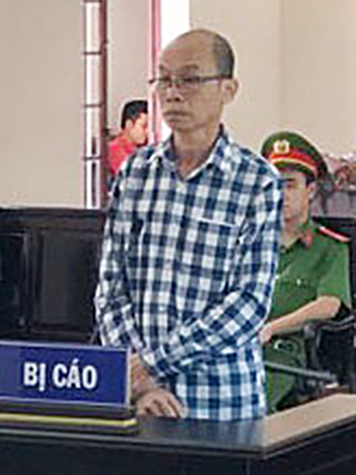 Từ ngày 1-1-2018, bị cáo đứng ở vị trí bục gỗ thay thế cho vành móng ngựa trước đây trong phiên tòa hình sự. Trong ảnh: Bị cáo Nguyễn Hữu Hùng trong vụ án xâm hại trẻ em tại phiên tòa hình sự sơ thẩm ngày 30-5 của TAND tỉnh.