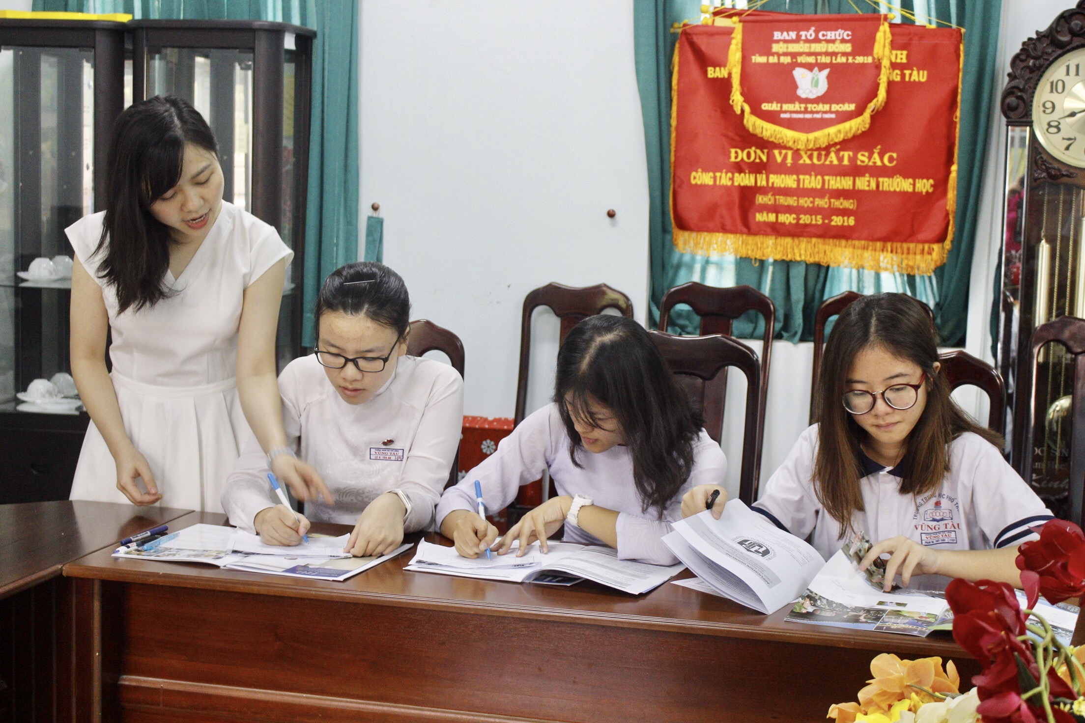 Đại diện Văn phòng Trường ĐH Quốc tế Tokyo tại Việt Nam tư vấn cho HS Trường THPT Vũng Tàu về chương trình học tập của nhà trường.