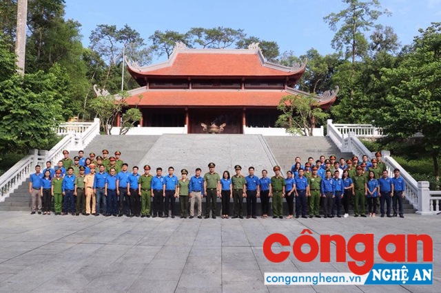 Đoàn Thanh niên Bộ Công an và Tỉnh đoàn Nghệ An chụp ảnh lưu niệm
