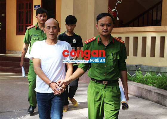 Công an huyện Diễn Châu dẫn giải các đối tượng trộm xe máy trên địa bàn