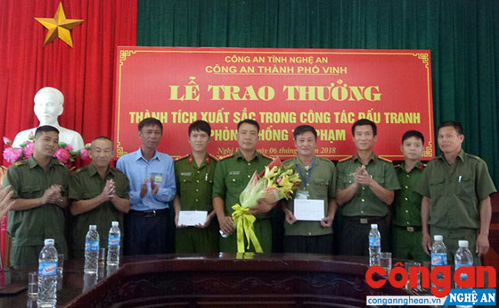 Lãnh đạo Công an TP Vinh trao thưởng cho Ban Công an xã Nghi Đức
