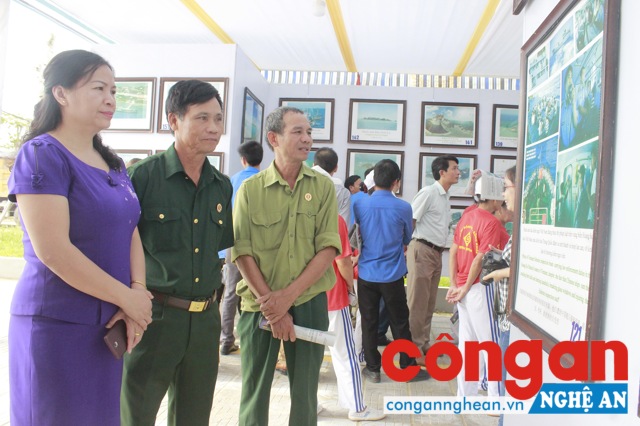 Các đại biểu tham quan triển lãm và trưng bày