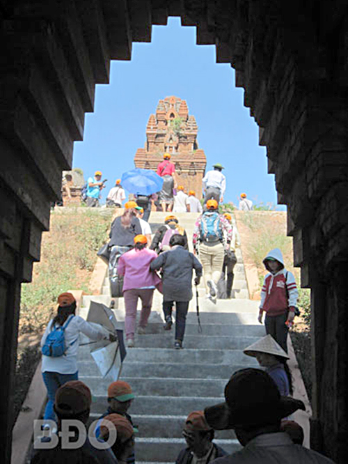 Du khách tham quan tháp Bánh Ít, Tuy Phước.