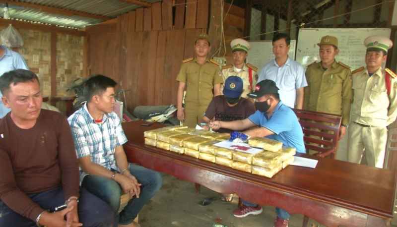 Đối tượng và tang vật được bàn giao cho Ty An ninh tỉnh Savannakhet/Lào xử lý
