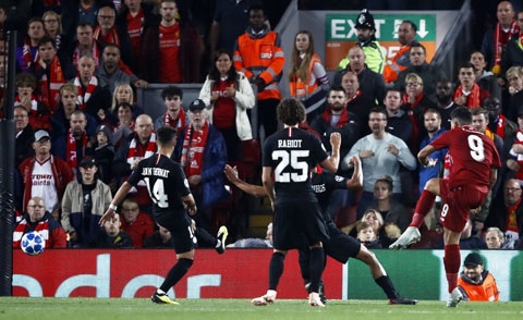 Roberto Firmino ấn định chiến thắng 3-2 sau tình huống độc diễn