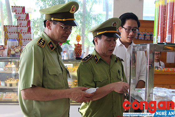 Đoàn kiểm tra của Chi cục Quản lý thị trường kiểm tra 1 cơ sở sản xuất bánh Trung thu trên địa bàn TP Vinh