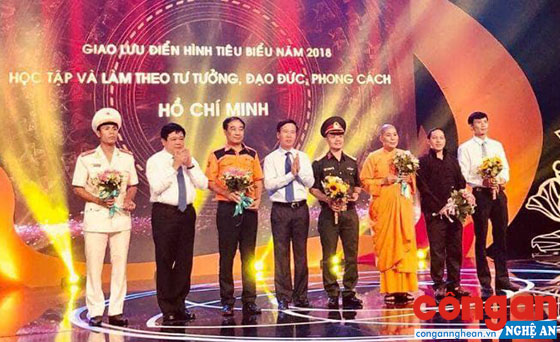 Trung úy Nguyễn Duy Tưởng (ngoài cùng bên trái) trong Chương trình giao lưu điển hình tiên tiến
