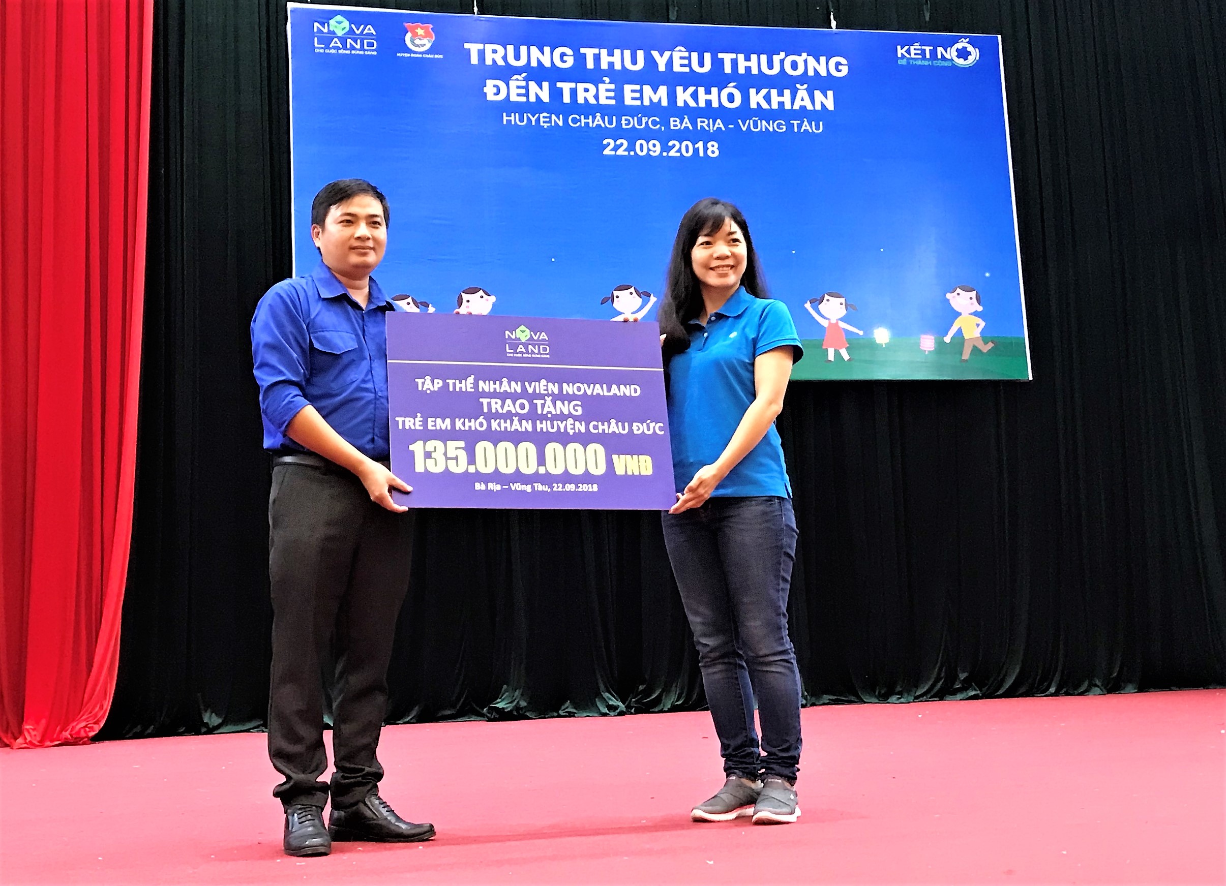 Anh Nguyễn Trung Minh (bìa trái), Bí thư ĐTN huyện Châu Đức nhận tiền do Tập đoàn Novaland trao tặng.