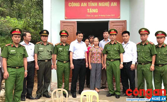 Ngôi nhà tình nghĩa do Phòng Cảnh sát Hình sự mà chủ chốt là lực lượng ĐVTN trao tặng cho gia đình có hoàn cảnh khó khăn ở huyện Quỳ Hợp