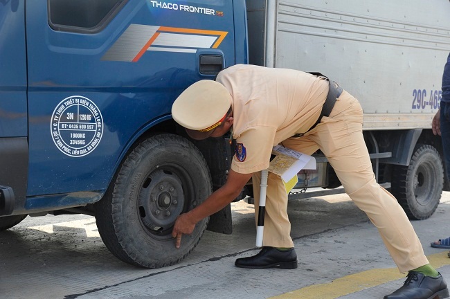 Lực lượng CSGT toàn quốc đẩy mạnh xử lý các hành vi vi phạm quy định về an toàn kỹ thuật và bảo vệ môi trường.