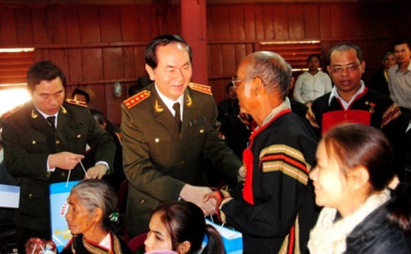 Tháng 12-2015, chuyến công tác vào những ngày cuối năm, Đại tướng Trần Đại Quang, Ủy viên Bộ Chính trị, Bộ trưởng Bộ Công an, Trưởng ban Chỉ đạo Tây Nguyên đã đến thăm, chúc Tết và tặng quà cho đồng bào nghèo hai buôn Păn Lăm và Ko Siêr, TP. Buôn Ma Thuột, Đắk Lắk. Đồng chí nhấn mạnh: Nhận thức được vị trí chiến lược của Tây Nguyên, Đảng và Nhà nước đã ban hành nhiều cơ chế, chính sách đặc thù nhằm hỗ trợ phát triển kinh tế - xã hội, bảo đảm quốc phòng - an ninh và cải thiện đời sống của nhân dân. Các địa phương trong khu vực và cả nước đã quan tâm liên kết, hỗ trợ về phát triển kinh tế - xã hội, nâng cao đời sống của đồng bào các dân tộc Tây Nguyên.