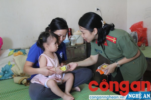 Những chiếc bánh được trao tận tay các em đang nằm điều trị tại Bệnh viện Sản Nhi Nghệ An