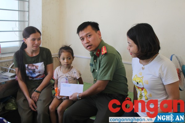 Trao những suất quà trị giá 200 ngàn đồng cho các em có hoàn cảnh đặc biệt đang nằm điều trị