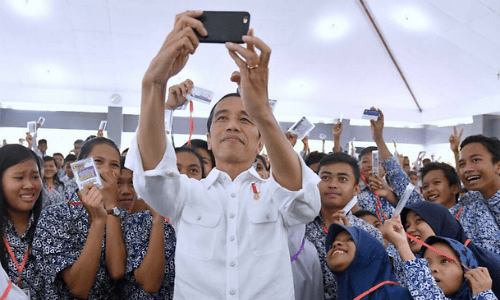 Tổng thống Indonesia Joko Widodo chụp ảnh với người ủng hộ. 
