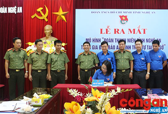 Các đại biểu chứng kiến lễ ký cam kết của các Đoàn cơ sở trong tham gia xây dựng mô hình thanh niên đảm bảo ANTT