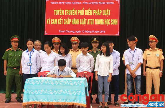 Phòng Giáo dục và Đào tạo huyện Thanh Chương phối hợp với Công an huyện tuyên truyền, phổ biến pháp luật và ký cam kết chấp hành Luật Giao thông đường bộ trong học sinh 