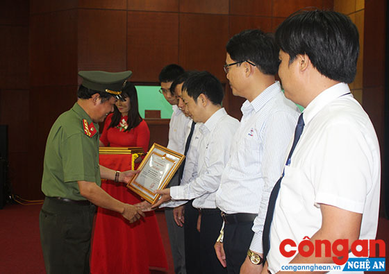 Trong quá trình triển khai công tác phối hợp, nhiều cán bộ, công nhân viên ngành điện đã có nhiều cách làm hay trong nhân rộng mô hình tự quản về ANTT, được các cấp khen thưởng