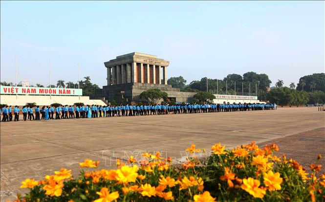 Đoàn đại biểu tham dự Đại hội Công đoàn Việt Nam lần thứ XII đặt vòng hoa và vào Lăng viếng Chủ tịch Hồ Chí Minh.