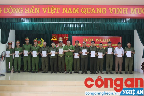 Lãnh đạo Công an huyện biểu dương các cá nhân và tập thể có thành tích xuất sắc