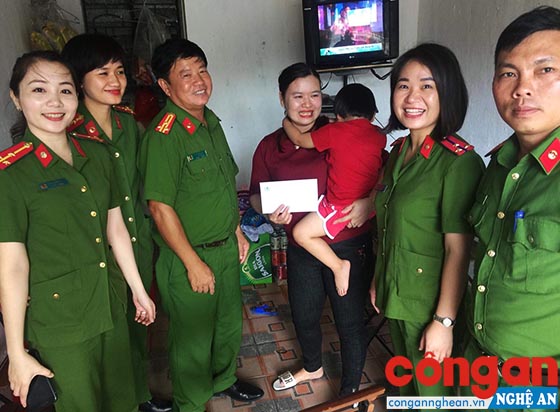 Tặng quà cho con của CBCS trong đơn vị có hoàn cảnh khó khăn