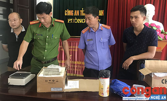 Các lực lượng phối hợp giám định số ma túy thu giữ được trong 1 vụ án