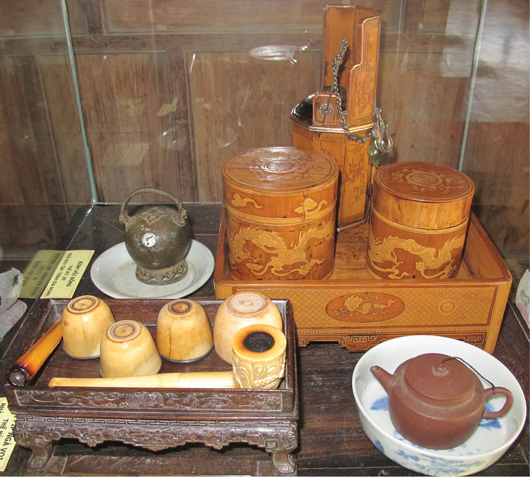 Sưu tập đồ uống trà và hộp ăn trầu của những người chơi đồ xưa ở Huế tham gia triển lãm tại Bảo tàng Lịch sử Thừa Thiên Huế nhân Festival Nghề truyền thống Huế năm 2011.