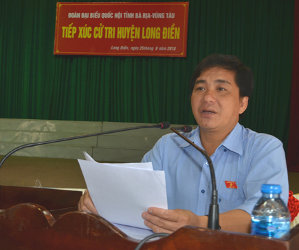 Đại biểu Dương Minh Tuấn, Phó Trưởng Đoàn ĐBQH tỉnh thông báo kết quả hoạt động của Đoàn ĐBQH tỉnh giữa hai Kỳ họp thứ 5 và thứ 6 với cử tri huyện Long Điền.