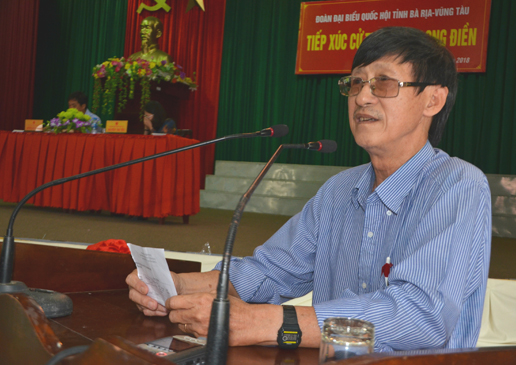 Cử tri Ngô Lương Kim (khu phố Long Tân, thị trấn Long Điền, huyện Long Điền) phát biểu ý kiến về chính sách tiền lương, cải cách giáo dục và công tác phòng, chống tham nhũng.