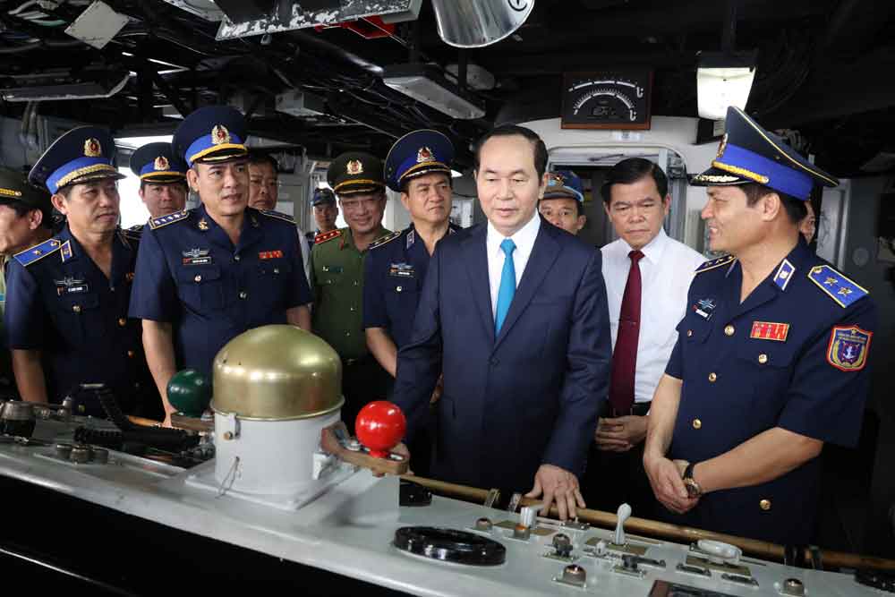 Chủ tịch nước Trần Đại Quang thăm tàu CSB 8020. Ảnh Đức Hạnh