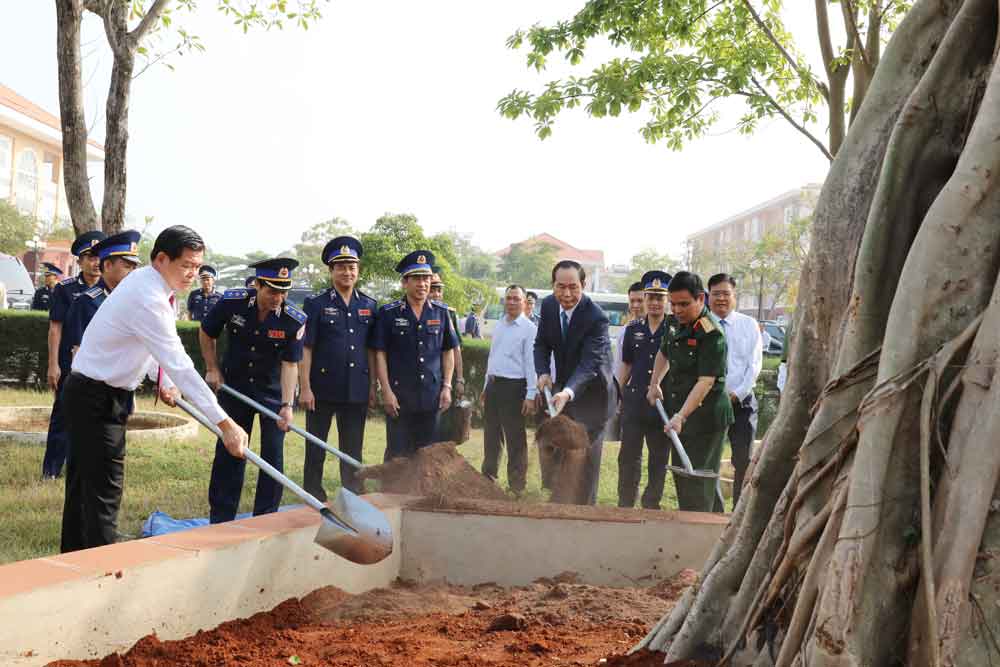 Chủ tịch nước Trần Đại Quang trồng cây lưu niệm trong khuôn viên đơn vị. Ảnh Đức Hạnh