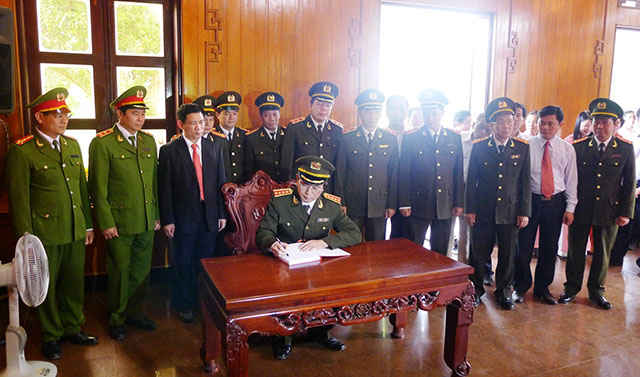 Ghi lưu niệm tại nhà tưởng niệm Chủ tịch Hồ Chí Minh - Kim Liên