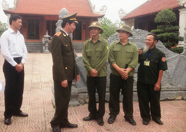 Nói chuyện thân mật với cán bộ, công an viên xã Nam Trung - Nam Đàn.