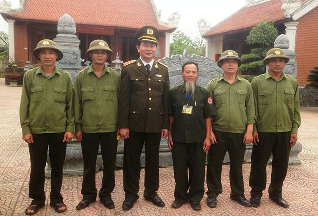 Chụp ảnh lưu niệm với Công an xã Nam Trung – Nam Đàn