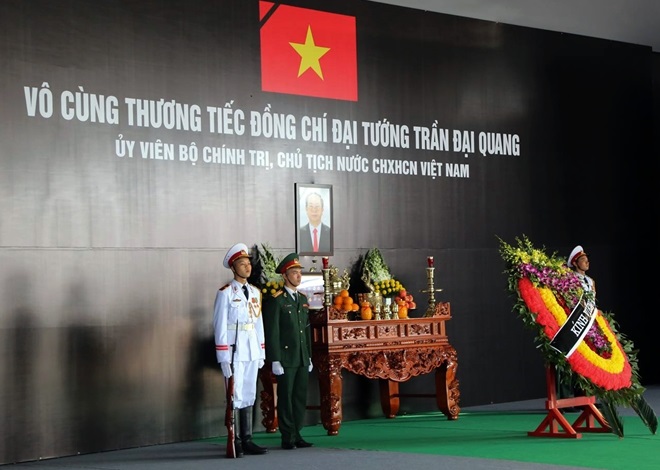 Từ sáng sớm, gia đình Chủ tịch nước Trần Đại Quang đã làm lễ phát tang cho bà con dòng tộc. Tại lối dẫn vào nơi tổ chức tang lễ cho Chủ tịch nước Trần Đại Quang, vòng hoa được sắp đặt ngay ngắn. Chưa đến giờ viếng chính thức nhưng dòng người kéo đến càng lúc càng đông. Gia đình đã sắp xếp cho người dân và các cơ quan đơn vị trên địa bàn vào viếng trước.