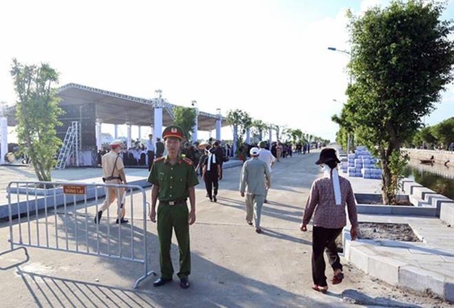 Các chiến sĩ Công an làm nhiệm vụ đảm bảo trật tự bên ngoài khu vực diễn ra lễ viếng tại Quang Thiện, Kim Sơn, Ninh Bình.