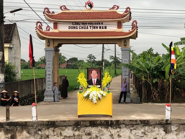 Nhiều ban thờ được lập bên đường. Người dân ôm di ảnh Chủ tịch nước trang nghiêm đứng chờ.