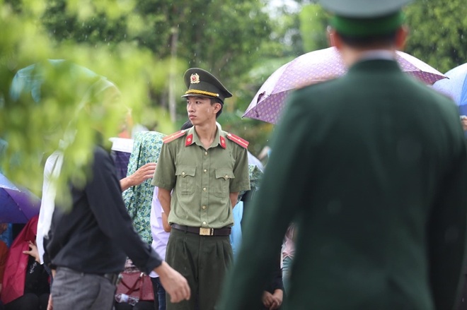 Khu vực lễ an táng, hàng trăm cán bộ chiến sĩ Công an chốt trực, hướng dẫn người dân vào khu vực lễ tang và phân luồng giao thông cho các phương tiện. Các thủ tục và phương án chuẩn bị cho lễ đón linh cữu Chủ tịch nước tại quê nhà đã được sẵn sàng.
