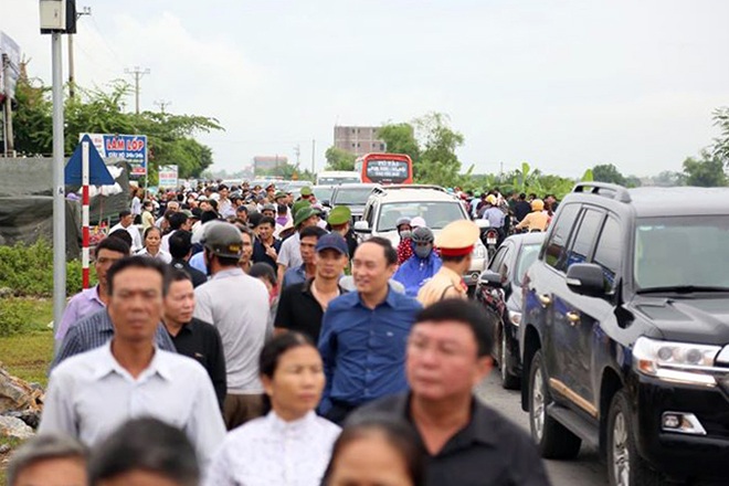 Lực lượng Công an Ninh Bình được huy động, dọc các tuyến QL10 mới và QL10 cũ cứ cách 50 -100m lại có lực lượng Quân đội, CSGT, TTGT đứng chốt chặn phân luồng.