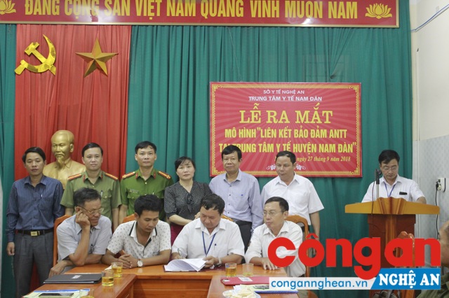 Các đại diện ký cam kết