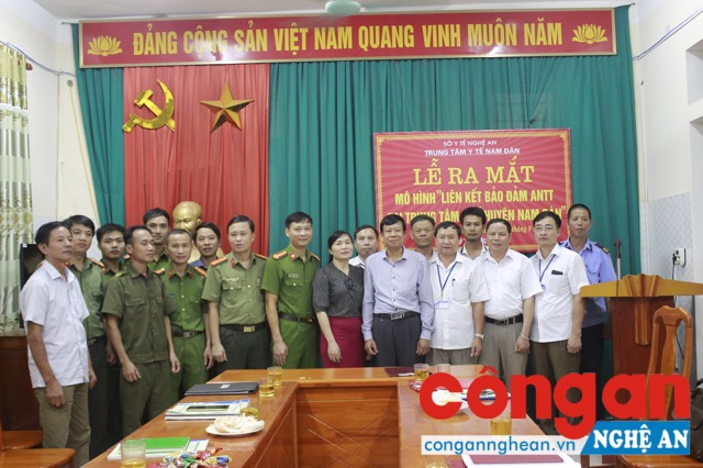 ...và chụp ảnh lưu niệm